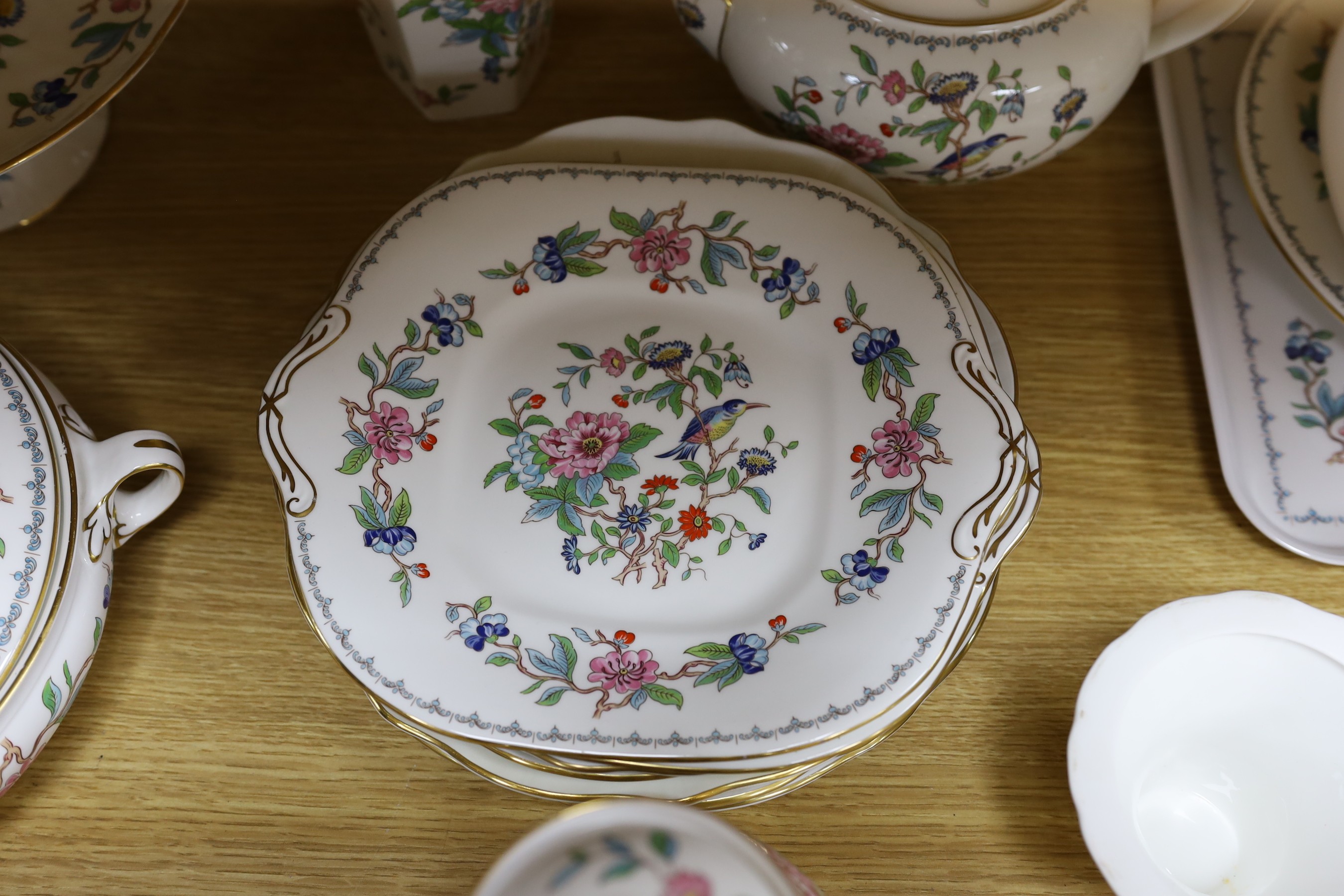 A large Aynsley ‘Pembroke’ dinner service